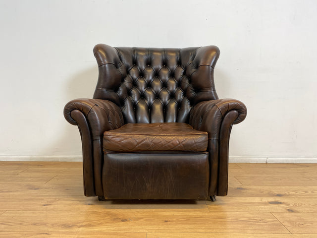 WMK I Charaktervoller orig. Englischer Chesterfield Wing Chair mit handgeknöpftem gestepptem Echt Leder Bezug und perfekter Patina I Sessel Ohrensessel Armchair Lesesessel Sitzgarnitur Leather Vintage