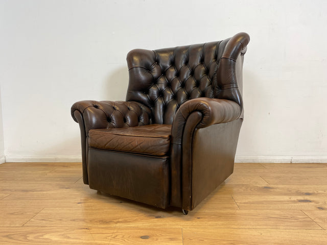 WMK I Charaktervoller orig. Englischer Chesterfield Wing Chair mit handgeknöpftem gestepptem Echt Leder Bezug und perfekter Patina I Sessel Ohrensessel Armchair Lesesessel Sitzgarnitur Leather Vintage