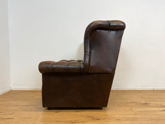 WMK I Charaktervoller orig. Englischer Chesterfield Wing Chair mit handgeknöpftem gestepptem Echt Leder Bezug und perfekter Patina I Sessel Ohrensessel Armchair Lesesessel Sitzgarnitur Leather Vintage