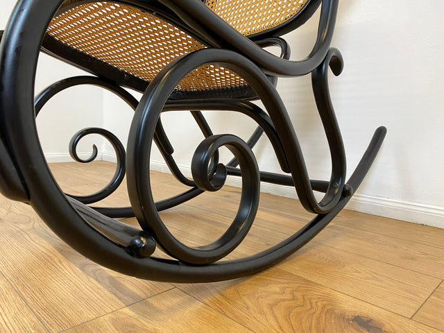 WMK # The Original! Famous and very well-preserved rocking chair Model 14 by Thonet with bentwood frame and Viennese wickerwork # Rocking armchair, reading chair, relaxation chair, vintage