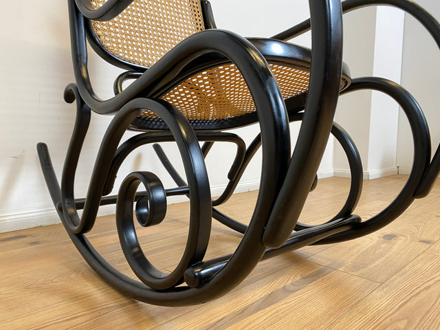 WMK # The Original! Famous and very well-preserved rocking chair Model 14 by Thonet with bentwood frame and Viennese wickerwork # Rocking armchair, reading chair, relaxation chair, vintage