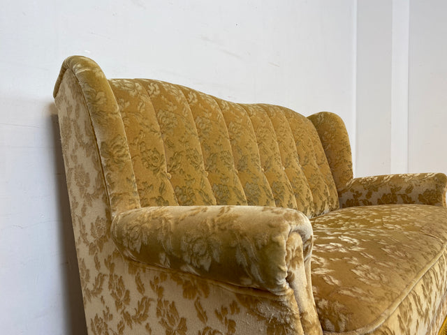 WMK I Versand I Freundliches und gemütliches Retro 2er Sofa mit tollem goldenem Samtbezug und Fransen