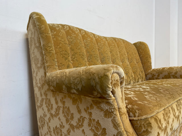 WMK I Versand I Freundliches und gemütliches Retro 2er Sofa mit tollem goldenem Samtbezug und Fransen