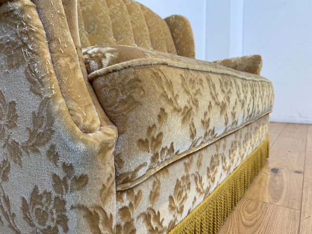 WMK I Versand I Freundliches und gemütliches Retro 2er Sofa mit tollem goldenem Samtbezug und Fransen