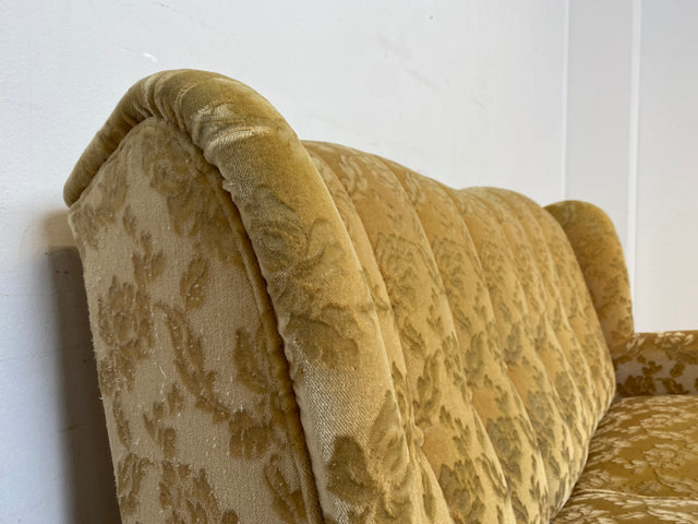 WMK I Versand I Freundliches und gemütliches Retro 2er Sofa mit tollem goldenem Samtbezug und Fransen