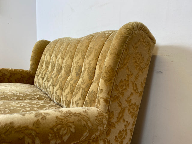 WMK I Versand I Freundliches und gemütliches Retro 2er Sofa mit tollem goldenem Samtbezug und Fransen