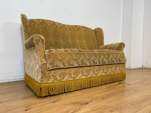 WMK I Versand I Freundliches und gemütliches Retro 2er Sofa mit tollem goldenem Samtbezug und Fransen