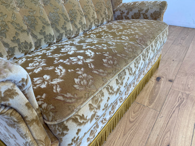 WMK I Versand I Freundliches und gemütliches Retro 2er Sofa mit tollem goldenem Samtbezug und Fransen