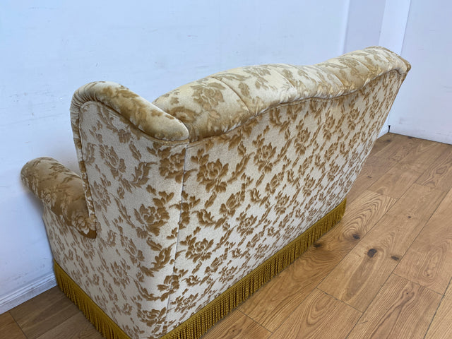 WMK I Versand I Freundliches und gemütliches Retro 2er Sofa mit tollem goldenem Samtbezug und Fransen