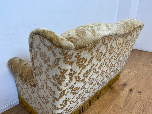 WMK I Versand I Freundliches und gemütliches Retro 2er Sofa mit tollem goldenem Samtbezug und Fransen