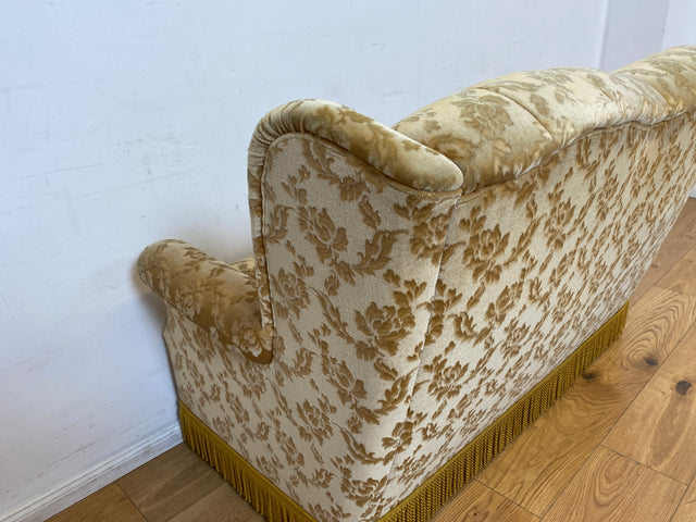 WMK I Versand I Freundliches und gemütliches Retro 2er Sofa mit tollem goldenem Samtbezug und Fransen