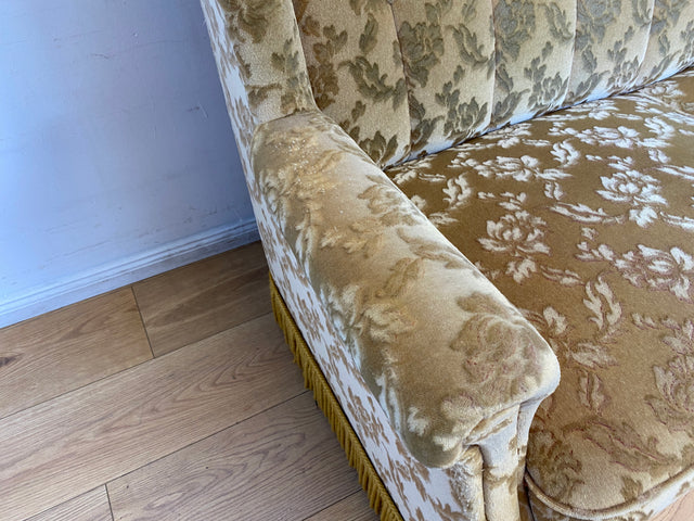 WMK I Versand I Freundliches und gemütliches Retro 2er Sofa mit tollem goldenem Samtbezug und Fransen