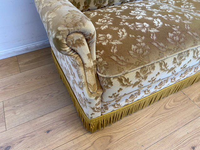 WMK I Versand I Freundliches und gemütliches Retro 2er Sofa mit tollem goldenem Samtbezug und Fransen