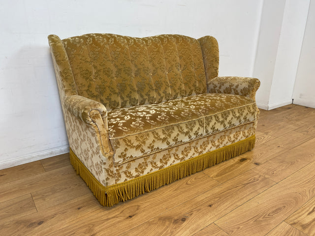 WMK I Versand I Freundliches und gemütliches Retro 2er Sofa mit tollem goldenem Samtbezug und Fransen