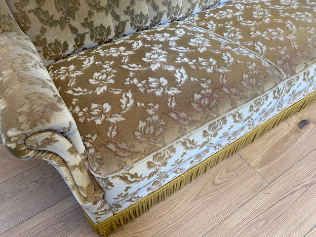 WMK I Versand I Freundliches und gemütliches Retro 2er Sofa mit tollem goldenem Samtbezug und Fransen