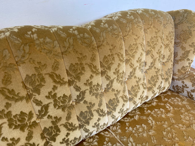 WMK I Versand I Freundliches und gemütliches Retro 2er Sofa mit tollem goldenem Samtbezug und Fransen