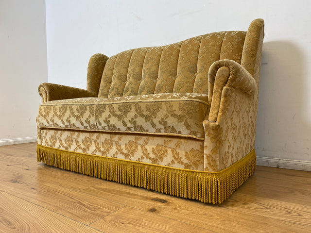 WMK I Versand I Freundliches und gemütliches Retro 2er Sofa mit tollem goldenem Samtbezug und Fransen