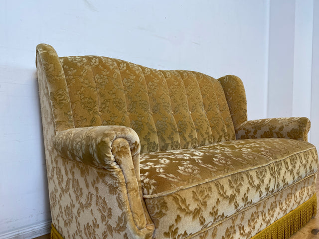 WMK I Versand I Freundliches und gemütliches Retro 2er Sofa mit tollem goldenem Samtbezug und Fransen