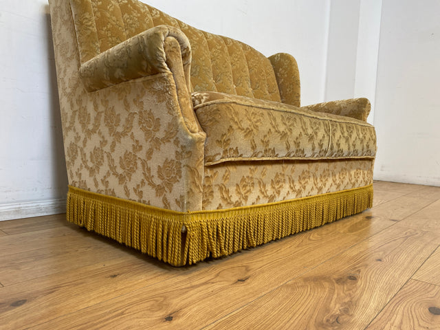 WMK I Versand I Freundliches und gemütliches Retro 2er Sofa mit tollem goldenem Samtbezug und Fransen