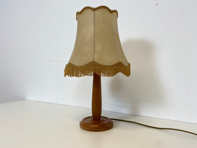 WMK # Hübsche und gut erhaltene Retro Tischlampe im antiken Stil mit schönem Lampenfuß aus Holz, Kunstleder Lampenschirm & Fransen # Lampe Tischleuchte Leuchte Leselampe Schreibtischlampe Lamp Vintage