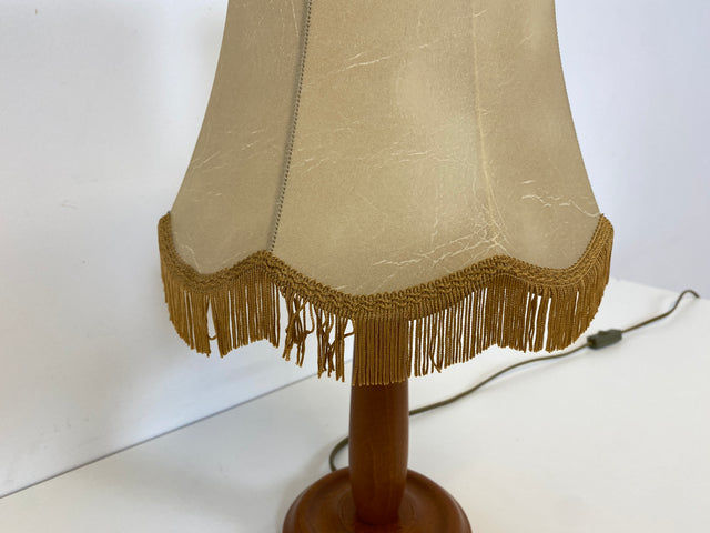 WMK # Hübsche und gut erhaltene Retro Tischlampe im antiken Stil mit schönem Lampenfuß aus Holz, Kunstleder Lampenschirm & Fransen # Lampe Tischleuchte Leuchte Leselampe Schreibtischlampe Lamp Vintage