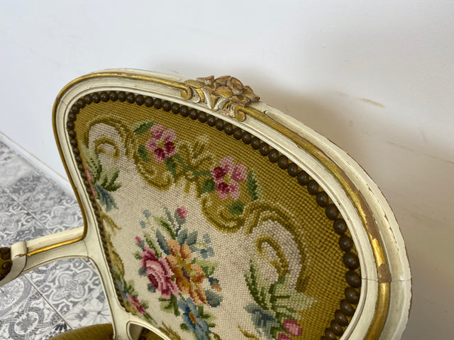 WMK# 1/2 Eleganter Sessel aus 1960ern im Rokoko Stil mit weiß-goldem Holzrahmen, floralem Gobelin Bezug & Federkern I Armlehnstuhl Stuhl Armchair Sitzgarnitur Chippendale Stilmöbel Louis XV Vintage