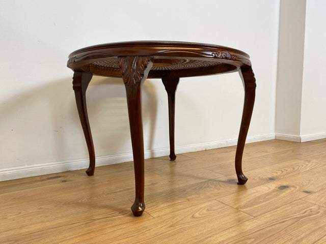 WMK # Wunderschöner und sehr gut erhaltener runder 60er Jahre Chippendale Couchtisch mit Glasplatte und feinem Wiener Sonnengeflecht # Wohnzimmertisch Glastisch Coffee Table Geflecht Vintage Stilmöbel