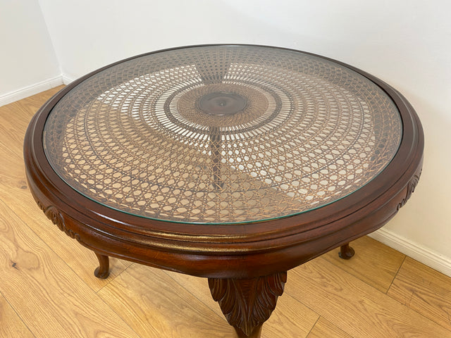 WMK # Wunderschöner und sehr gut erhaltener runder 60er Jahre Chippendale Couchtisch mit Glasplatte und feinem Wiener Sonnengeflecht # Wohnzimmertisch Glastisch Coffee Table Geflecht Vintage Stilmöbel