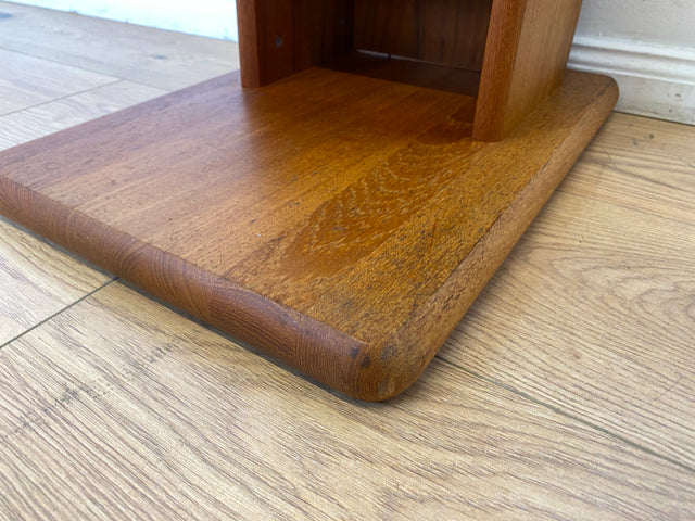 WMK I Hochwertiges schmales skandinavisches Standregal aus Teakholz I kleines Regal Bücherregal Holzregal Aufbewahrung Organizer CD Beistelltisch Danish Design Vintage Teak Berlin Dortmund Regensburg