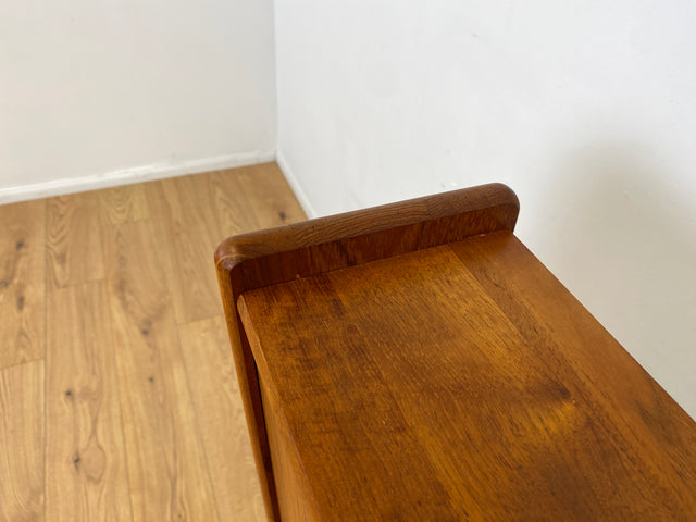 WMK I Hochwertiges schmales skandinavisches Standregal aus Teakholz I kleines Regal Bücherregal Holzregal Aufbewahrung Organizer CD Beistelltisch Danish Design Vintage Teak Berlin Dortmund Regensburg