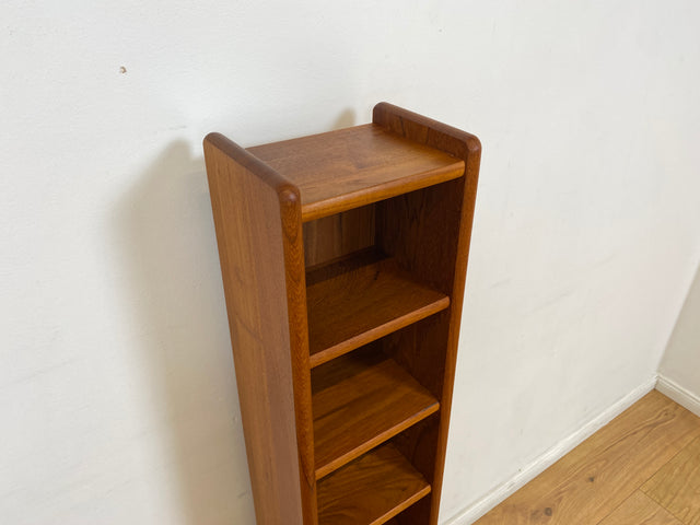WMK I Hochwertiges schmales skandinavisches Standregal aus Teakholz I kleines Regal Bücherregal Holzregal Aufbewahrung Organizer CD Beistelltisch Danish Design Vintage Teak Berlin Dortmund Regensburg