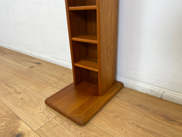 WMK I Hochwertiges schmales skandinavisches Standregal aus Teakholz I kleines Regal Bücherregal Holzregal Aufbewahrung Organizer CD Beistelltisch Danish Design Vintage Teak Berlin Dortmund Regensburg