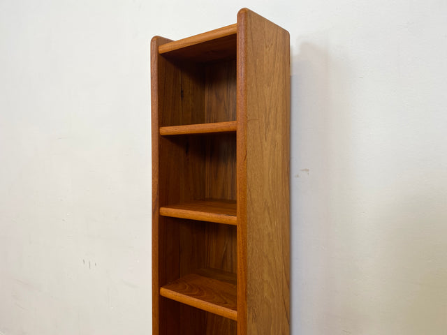 WMK I Hochwertiges schmales skandinavisches Standregal aus Teakholz I kleines Regal Bücherregal Holzregal Aufbewahrung Organizer CD Beistelltisch Danish Design Vintage Teak Berlin Dortmund Regensburg