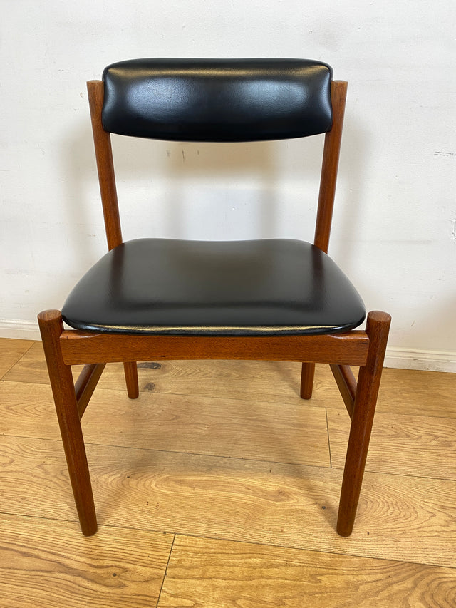 WMK I Set aus 4 stilvollen skandinavischen Designer Stühlen von Erik Buck aus Teakholz mit schwarzem Kunst Leder Bezug I Esszimmerstühle Küchenstühle Holzstühle Chairs Danish Design Vintage Skai Teak