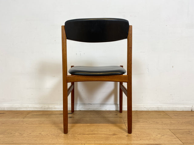 WMK I Set aus 4 stilvollen skandinavischen Designer Stühlen von Erik Buck aus Teakholz mit schwarzem Kunst Leder Bezug I Esszimmerstühle Küchenstühle Holzstühle Chairs Danish Design Vintage Skai Teak