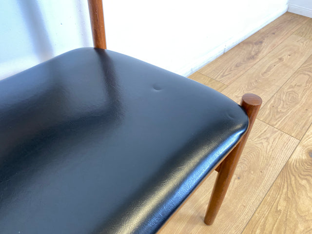 WMK I Set aus 4 stilvollen skandinavischen Designer Stühlen von Erik Buck aus Teakholz mit schwarzem Kunst Leder Bezug I Esszimmerstühle Küchenstühle Holzstühle Chairs Danish Design Vintage Skai Teak