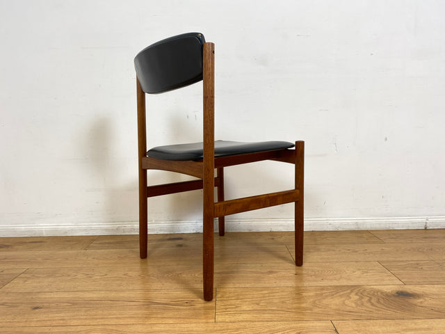 WMK I Set aus 4 stilvollen skandinavischen Designer Stühlen von Erik Buck aus Teakholz mit schwarzem Kunst Leder Bezug I Esszimmerstühle Küchenstühle Holzstühle Chairs Danish Design Vintage Skai Teak