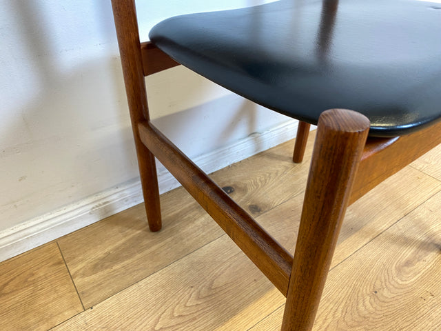 WMK I Set aus 4 stilvollen skandinavischen Designer Stühlen von Erik Buck aus Teakholz mit schwarzem Kunst Leder Bezug I Esszimmerstühle Küchenstühle Holzstühle Chairs Danish Design Vintage Skai Teak