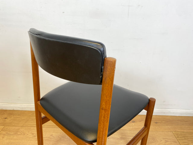 WMK I Set aus 4 stilvollen skandinavischen Designer Stühlen von Erik Buck aus Teakholz mit schwarzem Kunst Leder Bezug I Esszimmerstühle Küchenstühle Holzstühle Chairs Danish Design Vintage Skai Teak