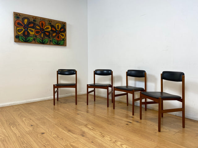 WMK I Set aus 4 stilvollen skandinavischen Designer Stühlen von Erik Buck aus Teakholz mit schwarzem Kunst Leder Bezug I Esszimmerstühle Küchenstühle Holzstühle Chairs Danish Design Vintage Skai Teak