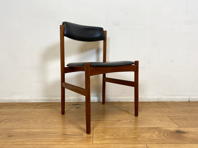 WMK I Set aus 4 stilvollen skandinavischen Designer Stühlen von Erik Buck aus Teakholz mit schwarzem Kunst Leder Bezug I Esszimmerstühle Küchenstühle Holzstühle Chairs Danish Design Vintage Skai Teak