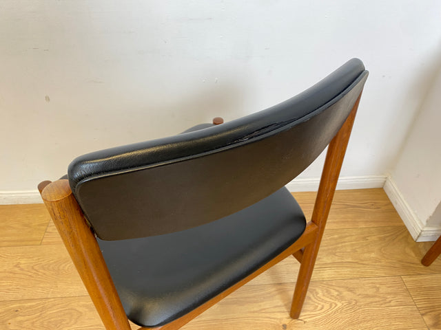 WMK I Set aus 4 stilvollen skandinavischen Designer Stühlen von Erik Buck aus Teakholz mit schwarzem Kunst Leder Bezug I Esszimmerstühle Küchenstühle Holzstühle Chairs Danish Design Vintage Skai Teak