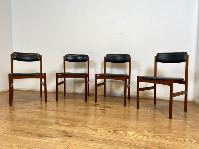 WMK I Set aus 4 stilvollen skandinavischen Designer Stühlen von Erik Buck aus Teakholz mit schwarzem Kunst Leder Bezug I Esszimmerstühle Küchenstühle Holzstühle Chairs Danish Design Vintage Skai Teak