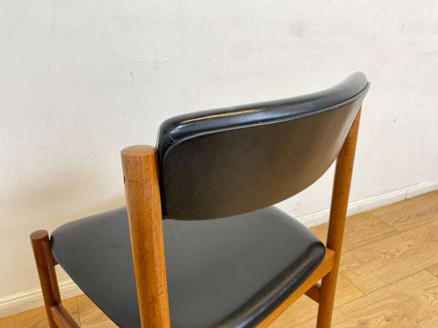 WMK I Set aus 4 stilvollen skandinavischen Designer Stühlen von Erik Buck aus Teakholz mit schwarzem Kunst Leder Bezug I Esszimmerstühle Küchenstühle Holzstühle Chairs Danish Design Vintage Skai Teak