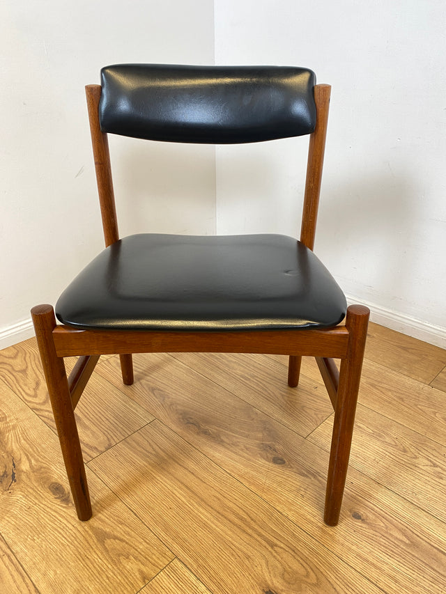 WMK I Set aus 4 stilvollen skandinavischen Designer Stühlen von Erik Buck aus Teakholz mit schwarzem Kunst Leder Bezug I Esszimmerstühle Küchenstühle Holzstühle Chairs Danish Design Vintage Skai Teak