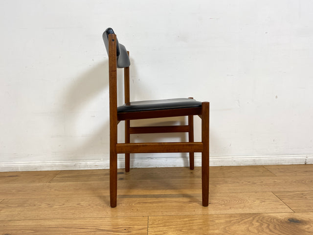 WMK I Set aus 4 stilvollen skandinavischen Designer Stühlen von Erik Buck aus Teakholz mit schwarzem Kunst Leder Bezug I Esszimmerstühle Küchenstühle Holzstühle Chairs Danish Design Vintage Skai Teak