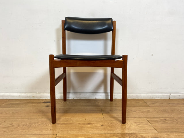 WMK I Set aus 4 stilvollen skandinavischen Designer Stühlen von Erik Buck aus Teakholz mit schwarzem Kunst Leder Bezug I Esszimmerstühle Küchenstühle Holzstühle Chairs Danish Design Vintage Skai Teak