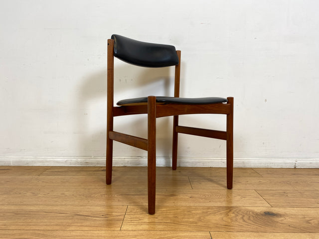 WMK I Set aus 4 stilvollen skandinavischen Designer Stühlen von Erik Buck aus Teakholz mit schwarzem Kunst Leder Bezug I Esszimmerstühle Küchenstühle Holzstühle Chairs Danish Design Vintage Skai Teak