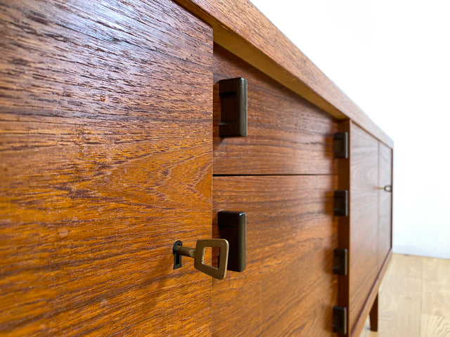 WMK I Stilvolles skandinavisches Mid-Century Sideboard , Vollholz in Teak, mit Schubladen & Palisander Griffen # Kommode Schrank Anrichte TV Bank Lowboard Danish Design Vintage Teakholz Berlin Dresden