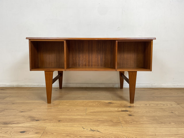 WMK I Stilvoller skandinavischer Mid-Century Schreibtisch in Teakholz , freistellend, mit Regal Rückseite I Desk Cheftisch Bürotisch Bureau Danish Design Vintage 50er 60er Teak Berlin Hamburg München